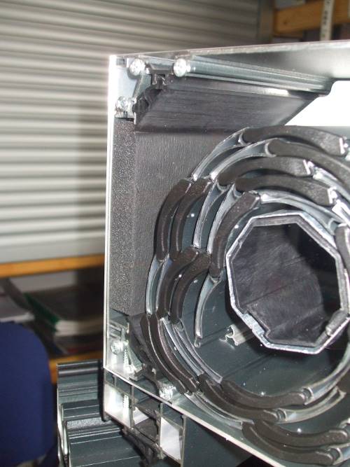 Termoizolatia din caseta ruloului suprapus pe timplarie aluminiu